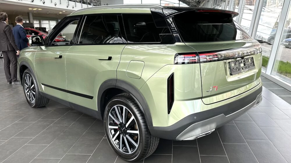 продажи Jaecoo J7 у дилерском центре шоуруме сбоку сзади