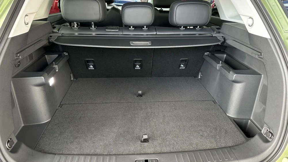 продажи Jaecoo J7 у дилерском центре шоуруме салон интерьер багажник