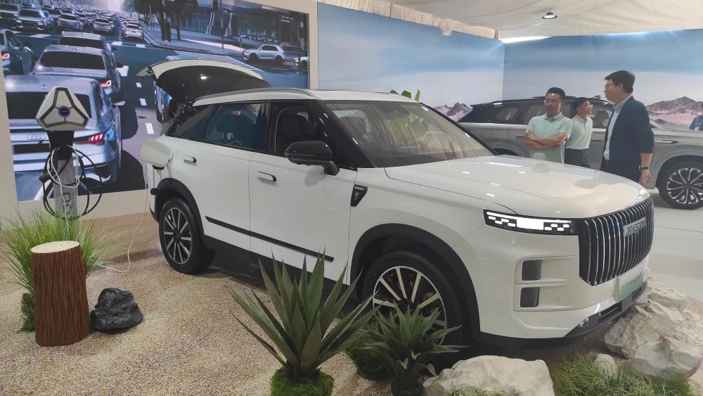 Jaecoo J7 Phev гибридный сбоку спереди