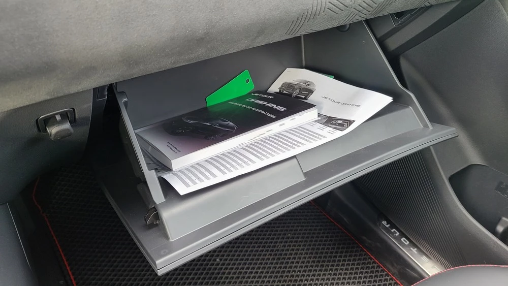 Jetour Dashing салон интерьер первый ряд перчаточный ящик бардачок