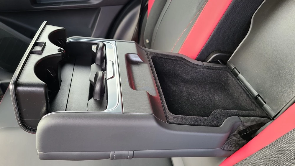 Jetour Dashing салон интерьер центральный задний подлокотник