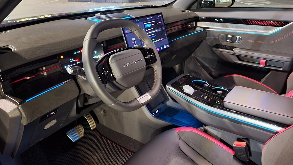 Jetour Dashing салон интерьер первый ряд ночью подсветка