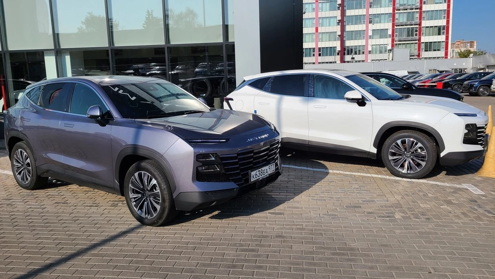 Jetour Dashing белый серый сбоку спереди