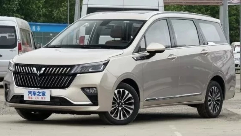 Минивэн Wuling Jiachen сбоку спереди