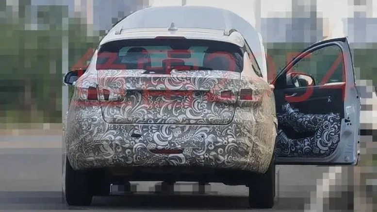 Универсал Lada Vesta SW Cross тесты в Китае сзади