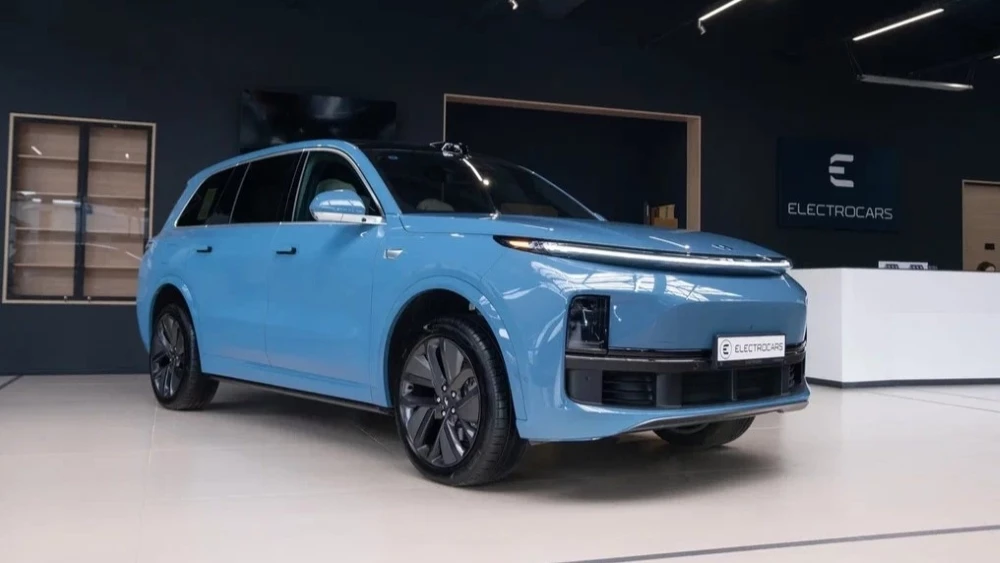 Гибридный кроссовер Li L9 у дилера Electrocars сбоку спереди купить