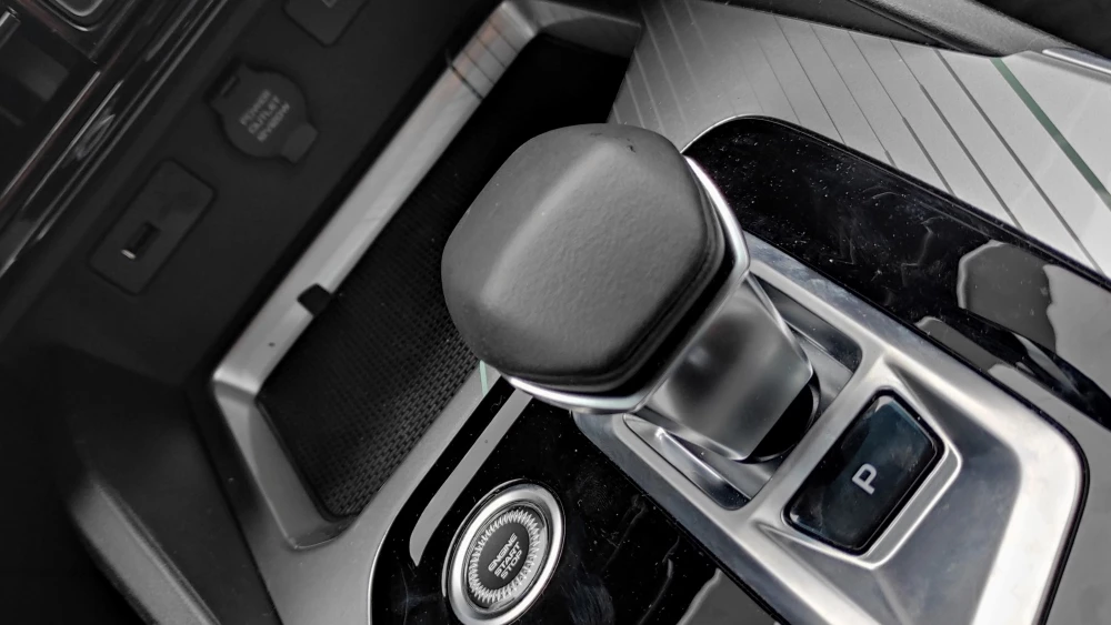 седан Livan S6 Pro салон интерьер центральный тоннель селектор зарядка для телефона