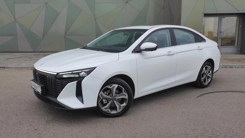 Седан Livan S6 Pro сбоку спереди