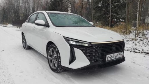 седан Livan S6 Pro сбоку спереди