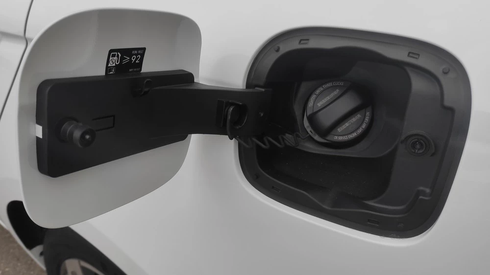 седан Livan S6 Pro лючок горловина бензин