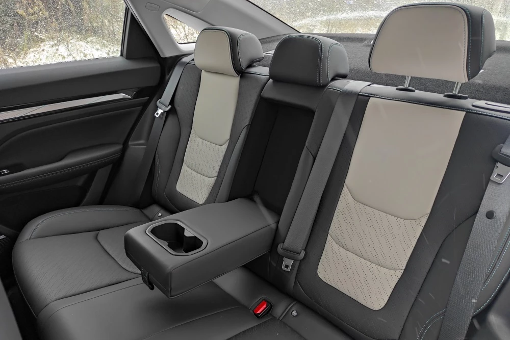 седан Livan S6 Pro салон интерьер сиденья второй ряд