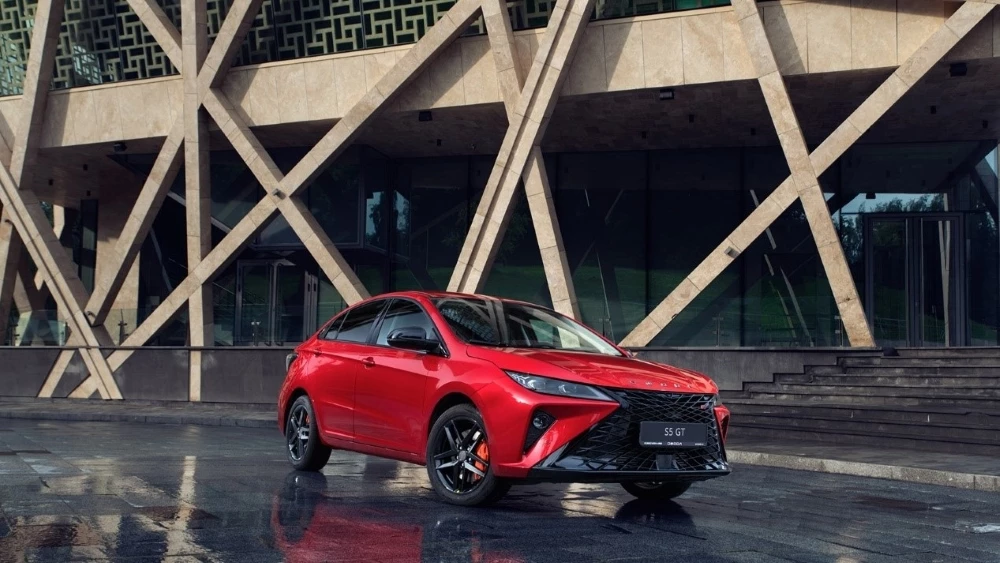 OMODA S5 GT: тестируем уникальный седан OMODA S5 GT сбоку спереди Кунцево