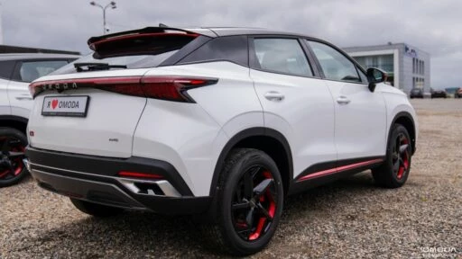 цены на Omoda C5 сбоку сзади у дилера новый