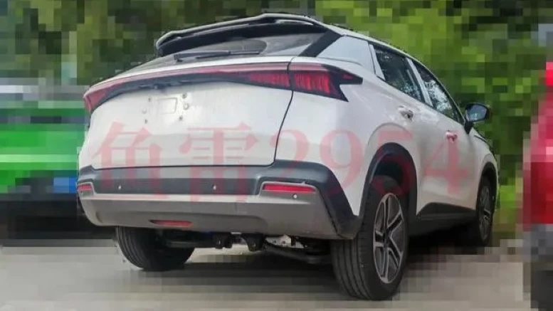 Omoda E5 сбоку сзади серийная в Китае