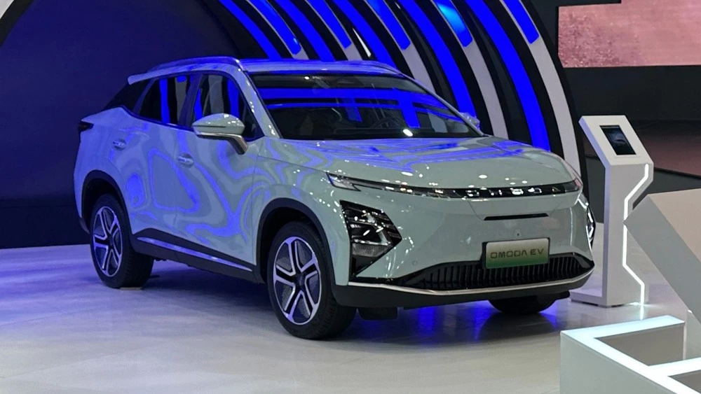 Электрический кроссовер Omoda EV сбоку спереди Женевский автосалон