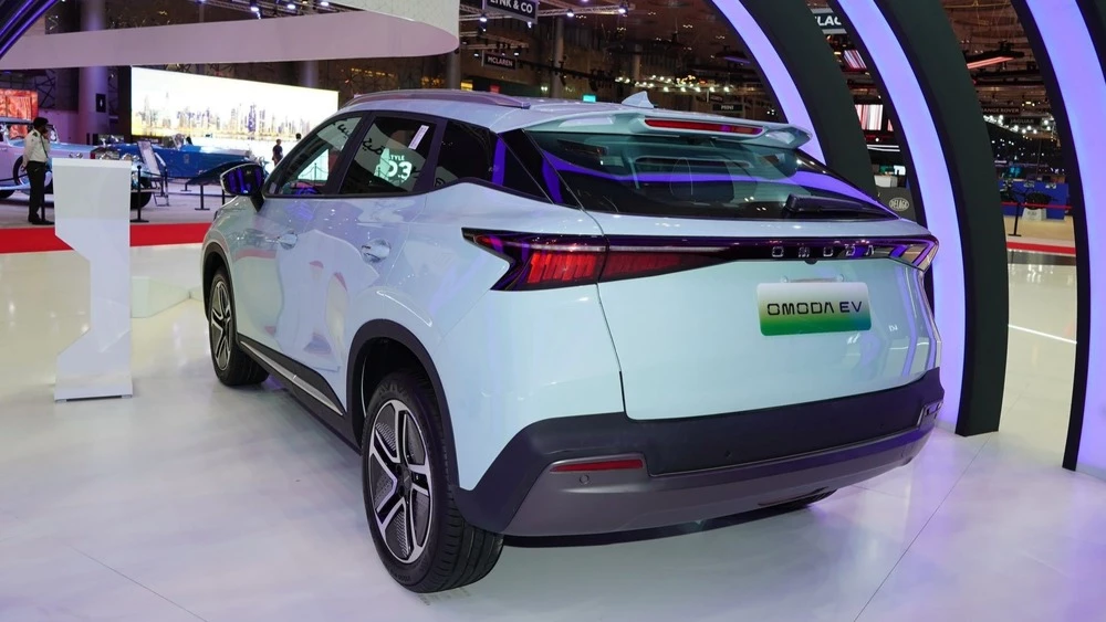 Электрический кроссовер Omoda EV сбоку сзади Женевский автосалон