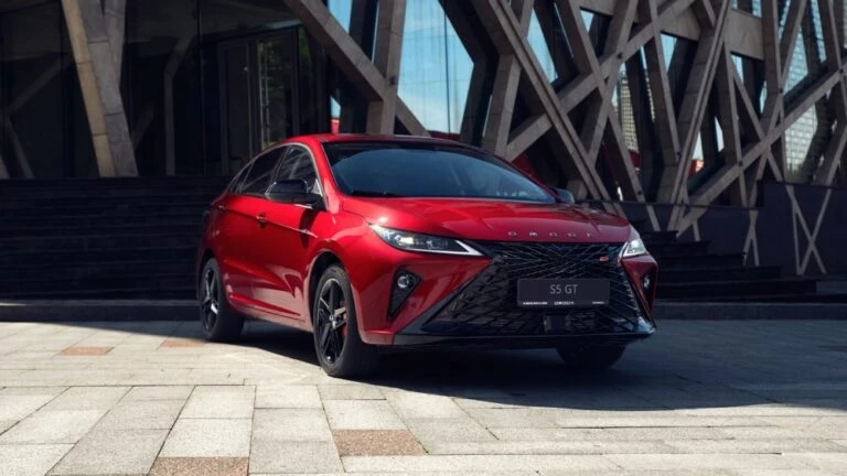 Omoda S5 GT у дилера реклама сбоку спереди