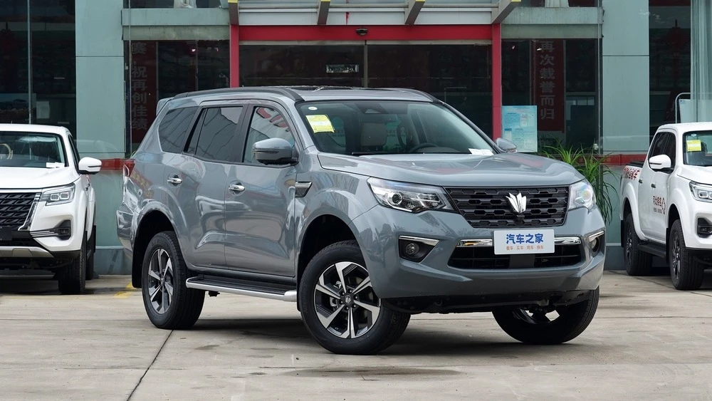 Внедорожник Dongfeng Paladin сбоку спереди