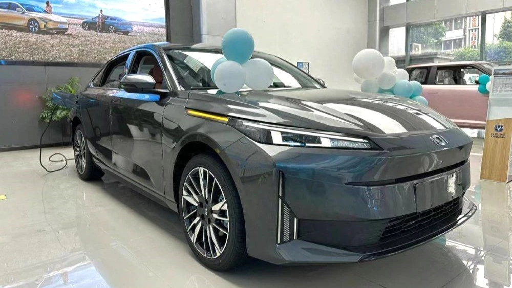 Гибридный седан Changan Qiyuan A05 сбоку спереди в автосалоне купить