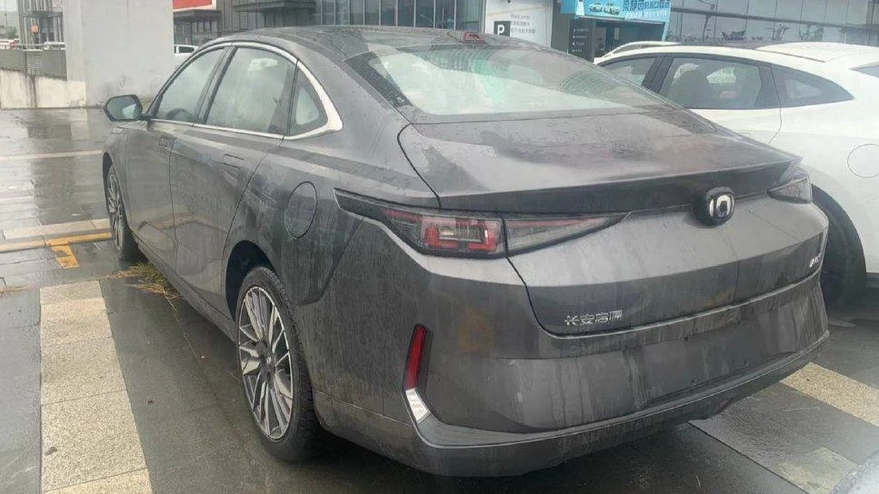 Гибридный седан Changan Qiyuan A05 сбоку сзади