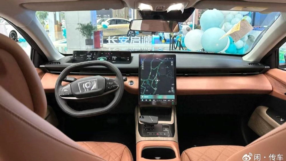 Гибридный седан Changan Qiyuan A05 салон интерьер