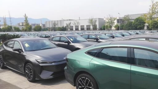 Changan Qiyuan A06 завод сбоку много китайских машин