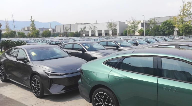Changan Qiyuan A06 завод сбоку много китайских машин