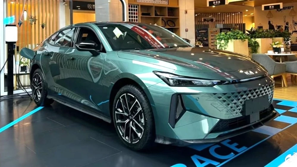 Гибридный лифтбек Changan Qiyuan A06 сбоку спереди в автосалоне купить