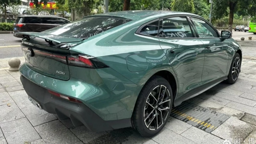 Гибридный лифтбек Changan Qiyuan A06 сбоку сзади