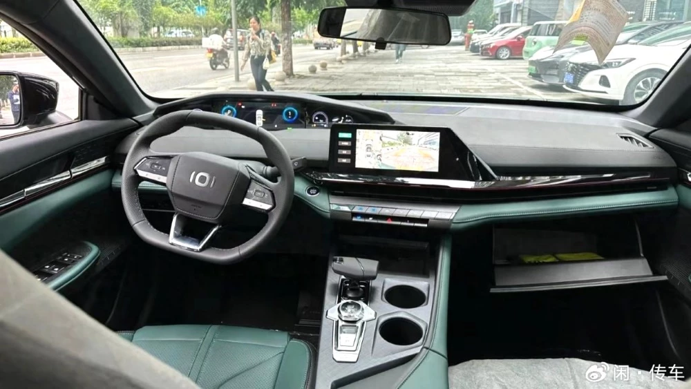 Гибридный лифтбек Changan Qiyuan A06 салон интерьер