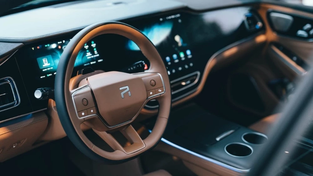 Салон интерьер лифтбек Rising F7