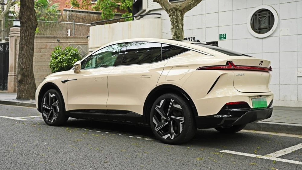 Кросс-купе Rising R7 сбоку сзади