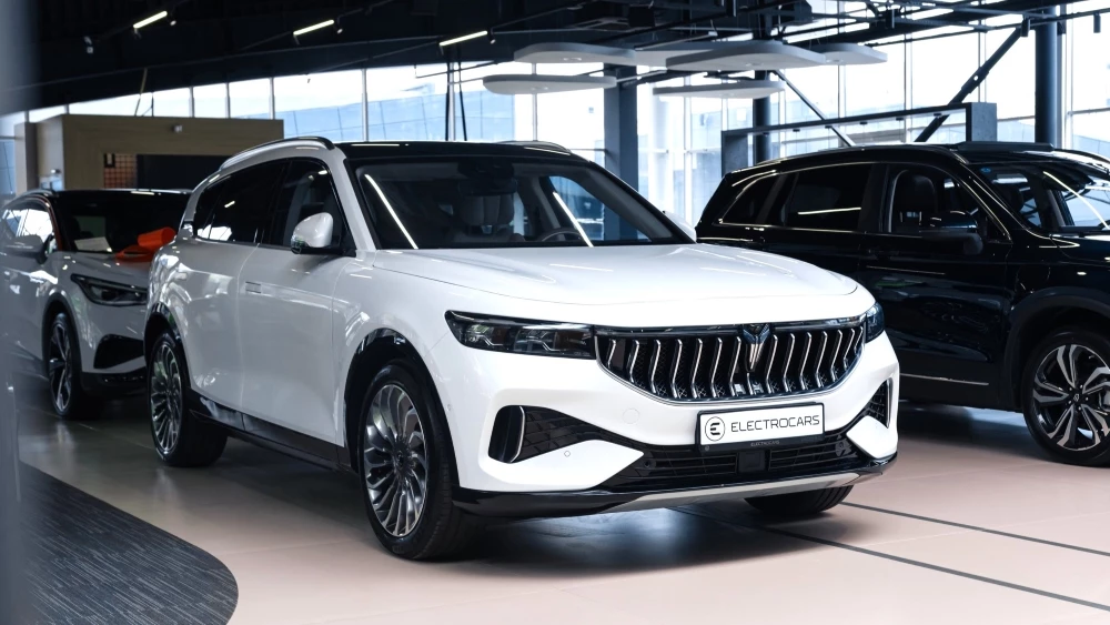 Электрический кроссовер Voyah Free у дилера Electrocars сбоку спереди купить