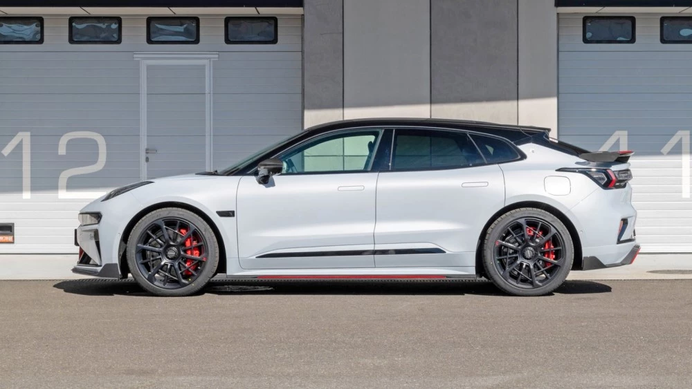 Лифтбек Zeekr 001 FR сбоку