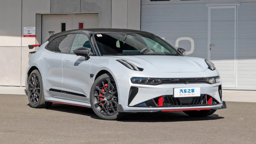 Лифтбек Zeekr 001 FR сбоку спереди