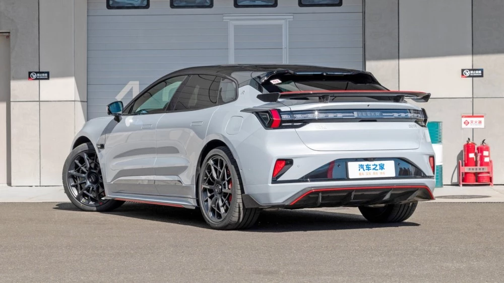 Лифтбек Zeekr 001 FR сбоку сзади