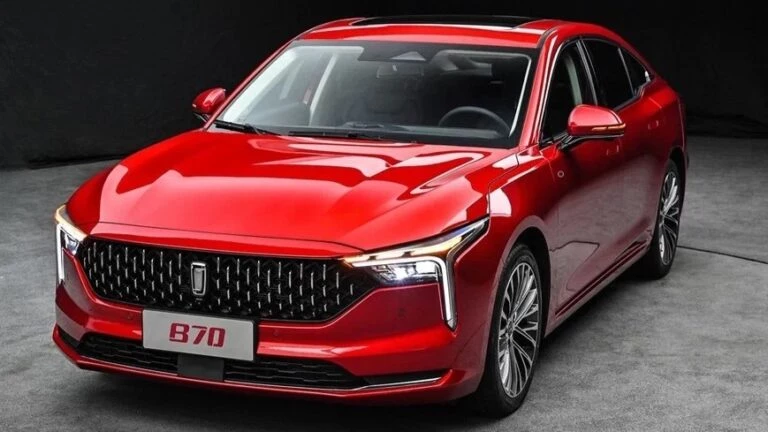 FAW B70 лифтбек Аарон авто спереди сбоку