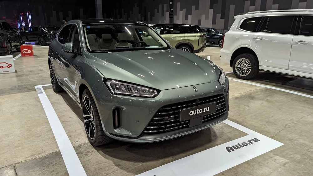 Aito M5 сбоку спереди