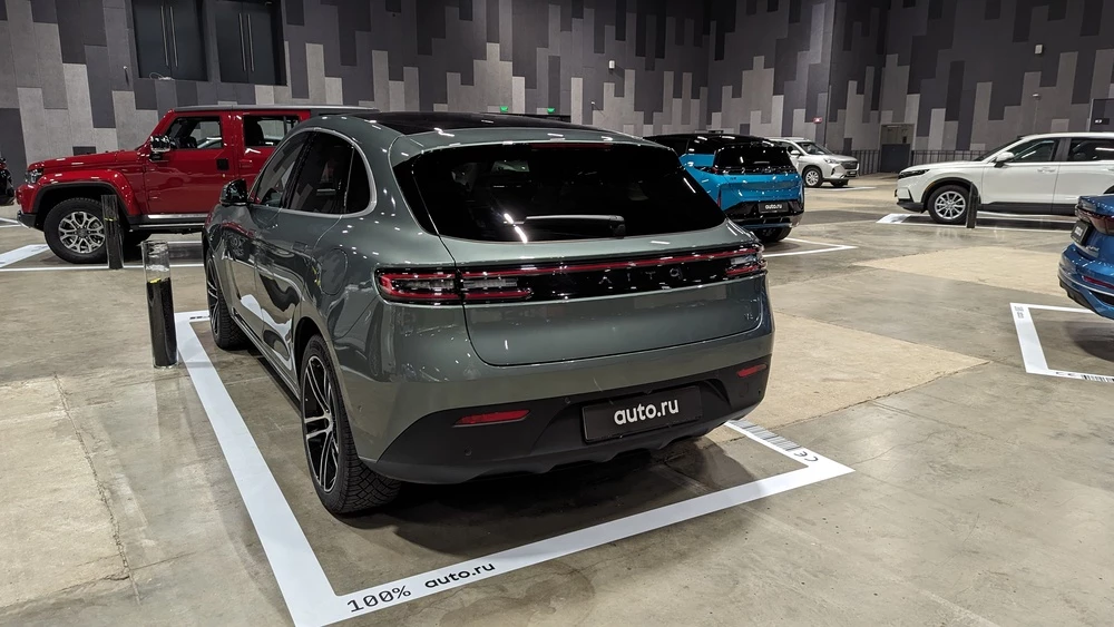 Aito M5 сбоку сзади