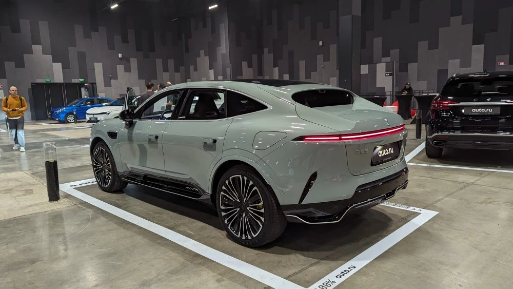Электрический кроссовер Avatr 11 сбоку сзади
