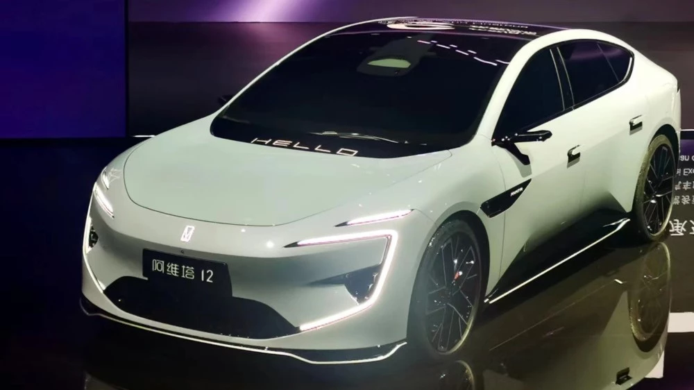 Avatr 12 сбоку спереди