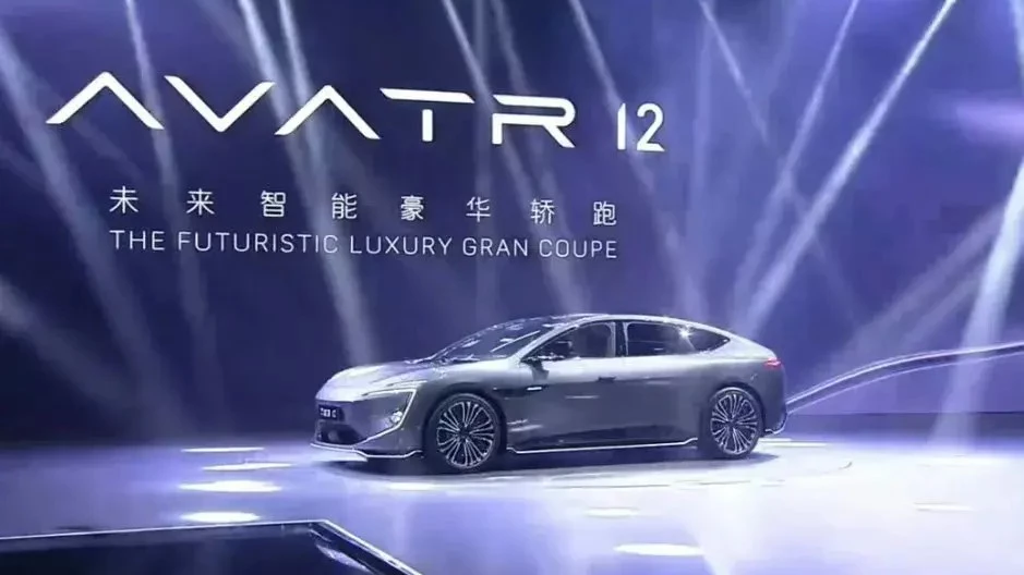 Avatr 12 сбоку спереди на презентации