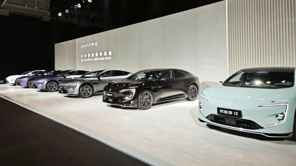 Avatr 12 сбоку спереди на презентации