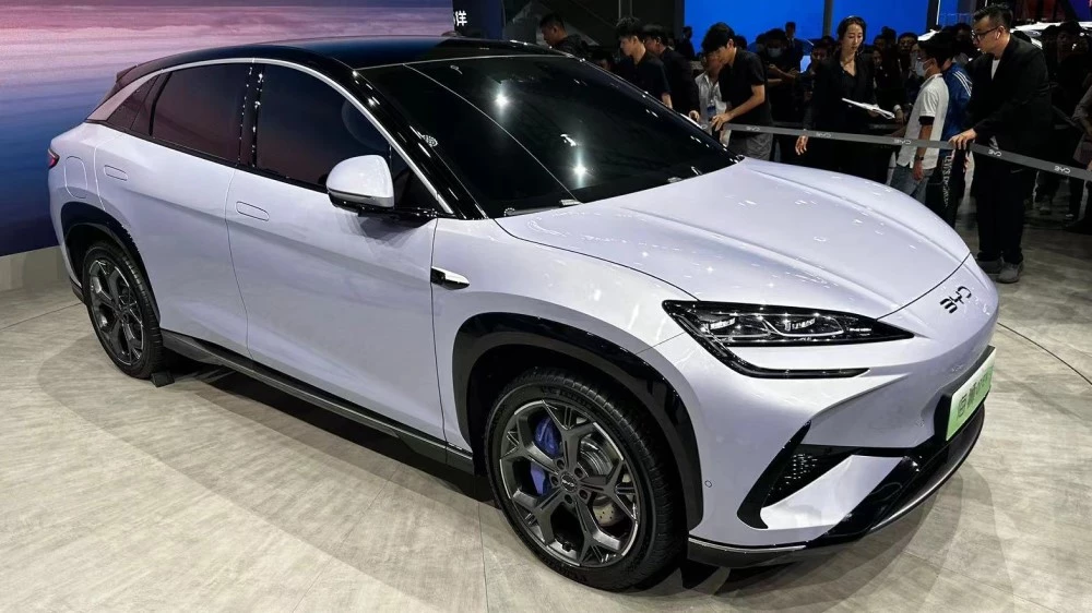 кроссовер BYD Sea Lion 07 сбоку спереди Гуанчжоу