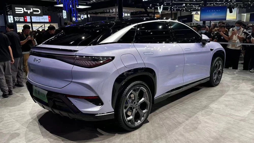 кроссовер BYD Sea Lion 07 сбоку сзади Гуанчжоу