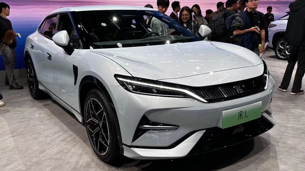 купе-кроссовер BYD Song L сбоку спереди