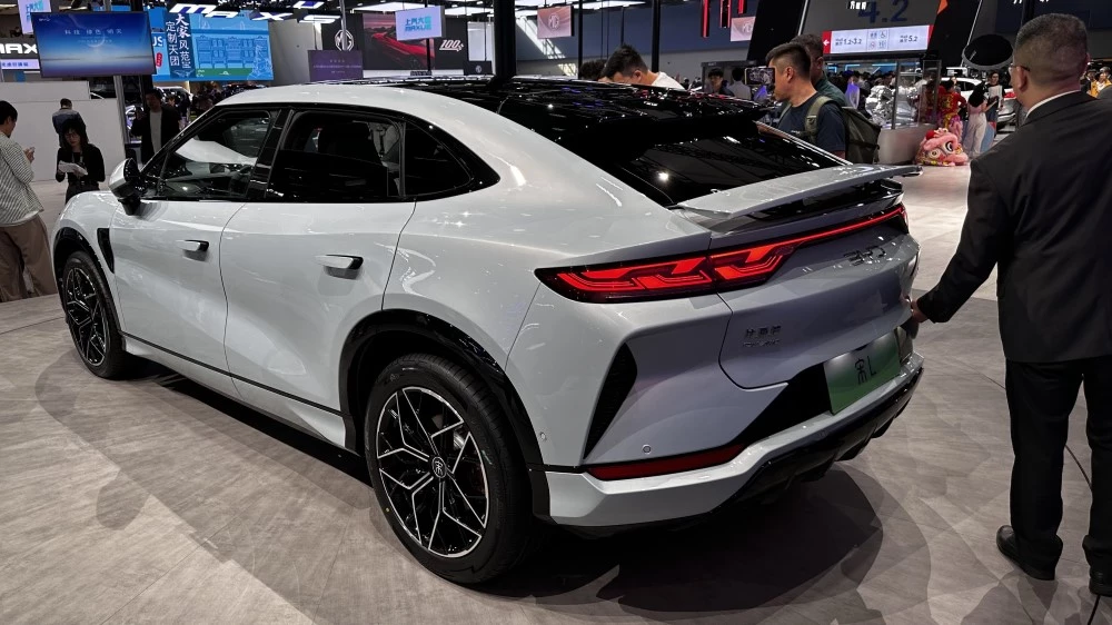 купе-кроссовер BYD Song L сбоку сзади