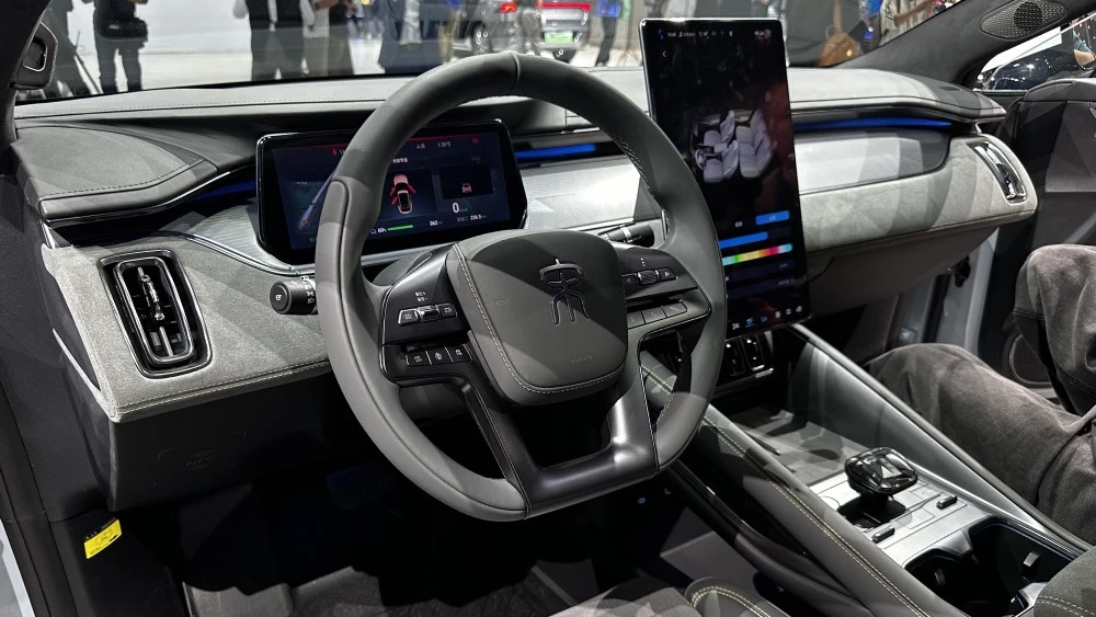 Салон интерьер электрический купе-кроссовер BYD Song L