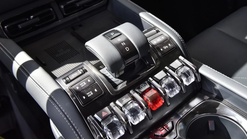 BYD Fang Cheng Bao Leopard 5 салон интерьер селектор тоннель