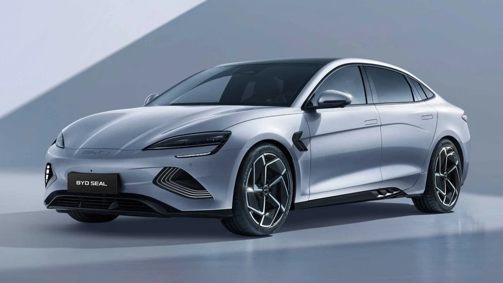 Спортивный седан BYD Seal сбоку спереди финалист премии Автомобиль года 2024 в Европе